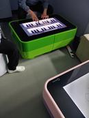 Tisch mit Touchdisplay