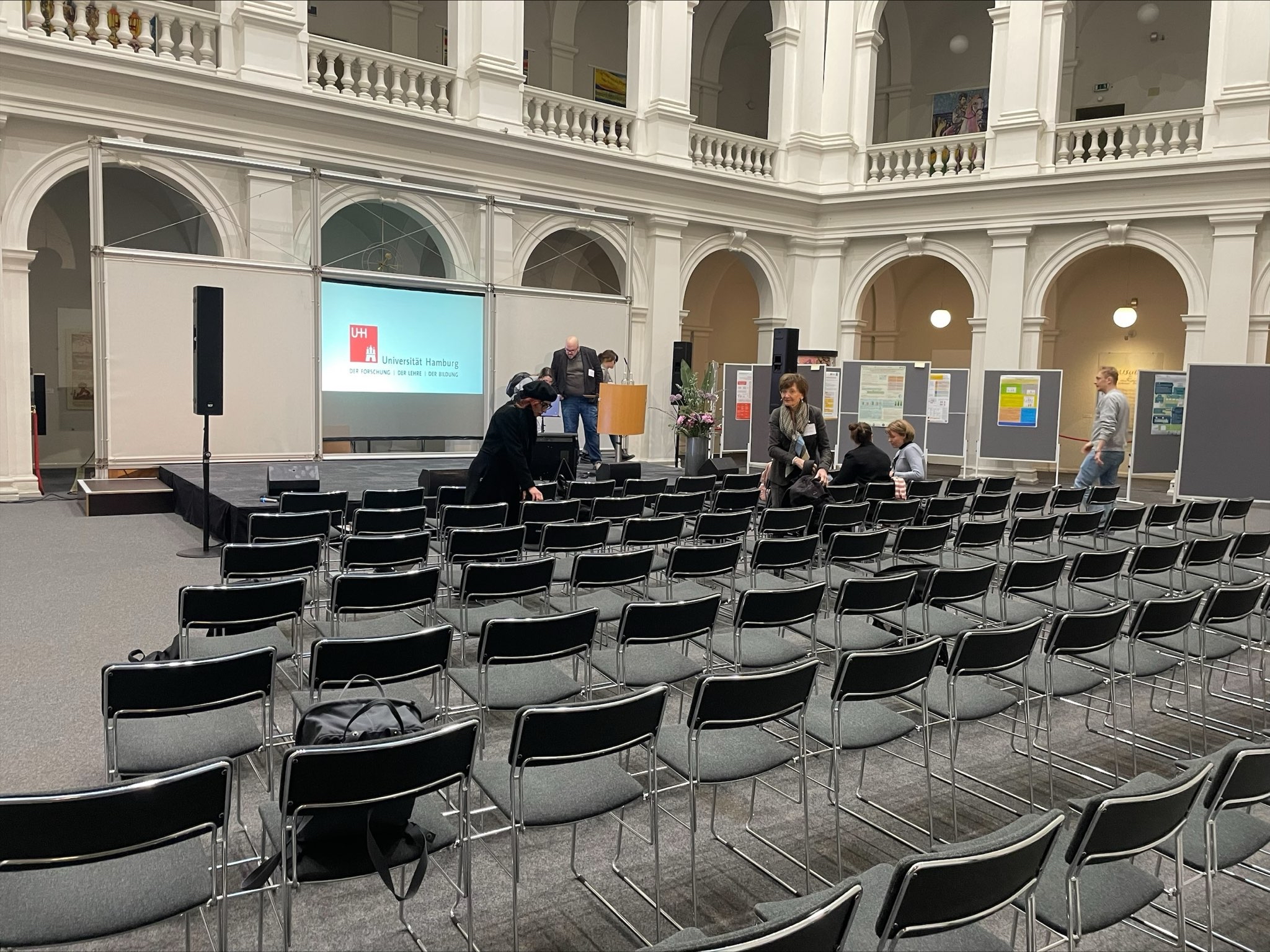 Konferenzsaal im Lichthof der Staats- und Universitätsbibliothek Hamburg, eigene Aufnahme